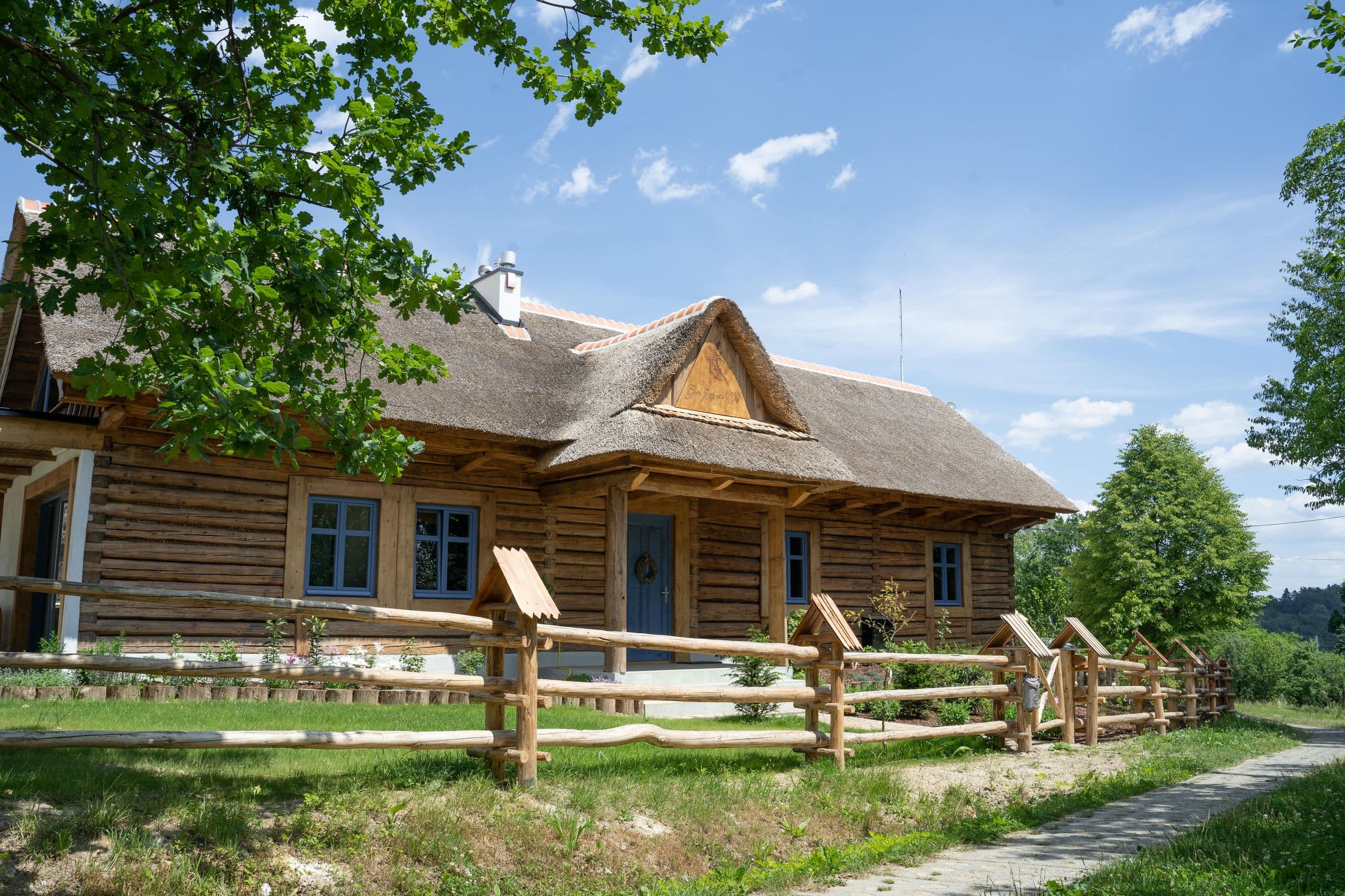 Bujne 1936 - wooden thatched cottage on a hilltop